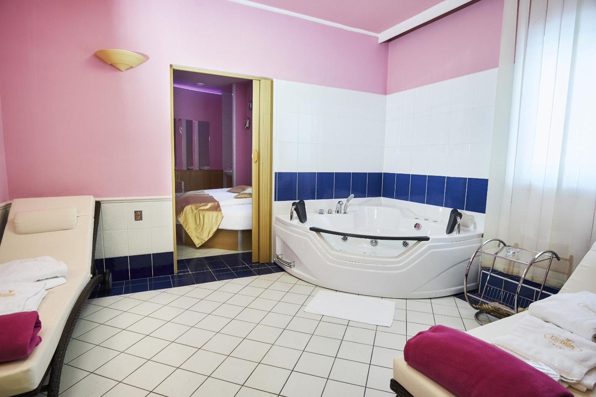 Hotel Eroplan Rožnov pod Radhoštěm Dış mekan fotoğraf