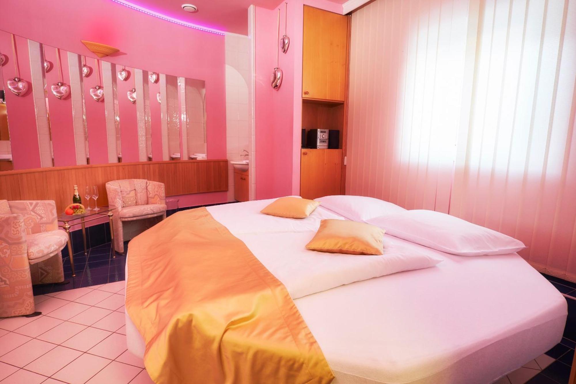 Hotel Eroplan Rožnov pod Radhoštěm Dış mekan fotoğraf