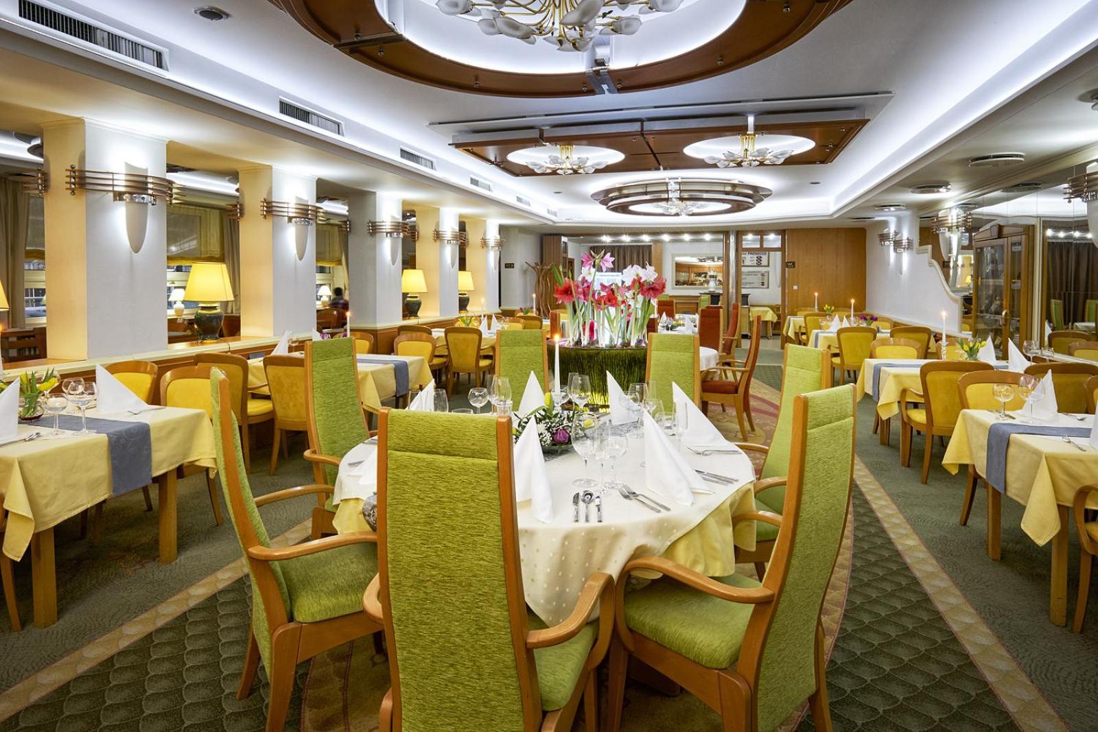 Hotel Eroplan Rožnov pod Radhoštěm Dış mekan fotoğraf