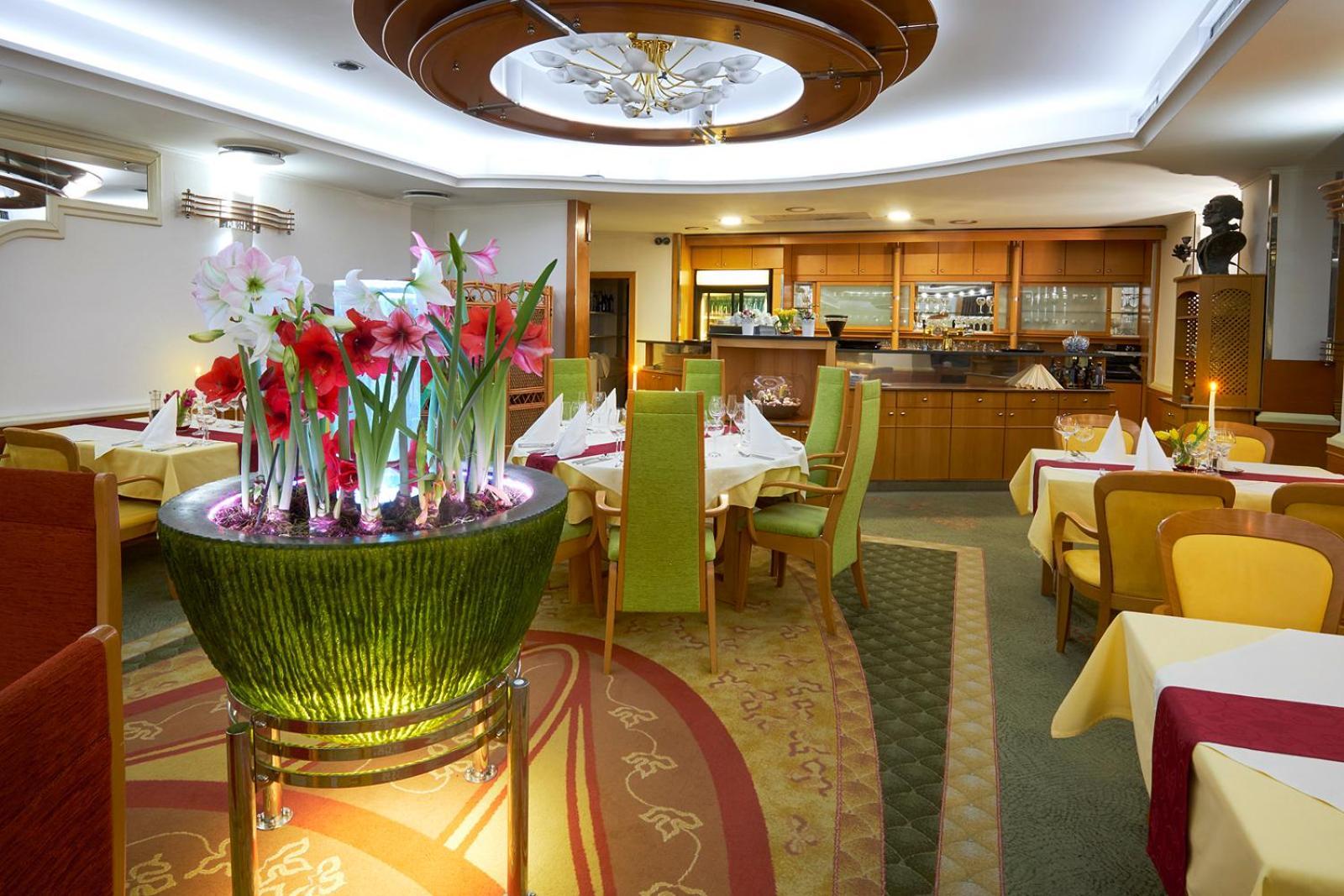 Hotel Eroplan Rožnov pod Radhoštěm Dış mekan fotoğraf