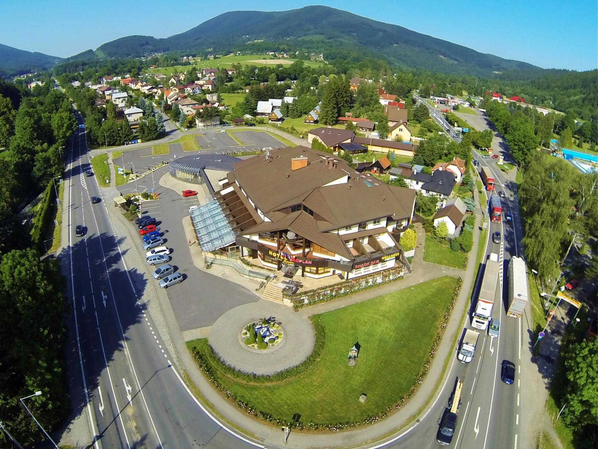 Hotel Eroplan Rožnov pod Radhoštěm Dış mekan fotoğraf