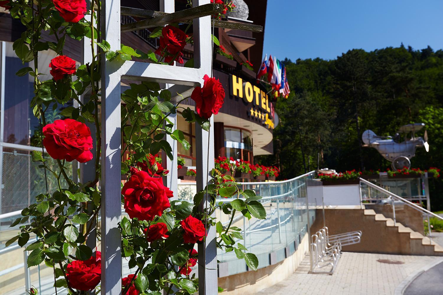 Hotel Eroplan Rožnov pod Radhoštěm Dış mekan fotoğraf