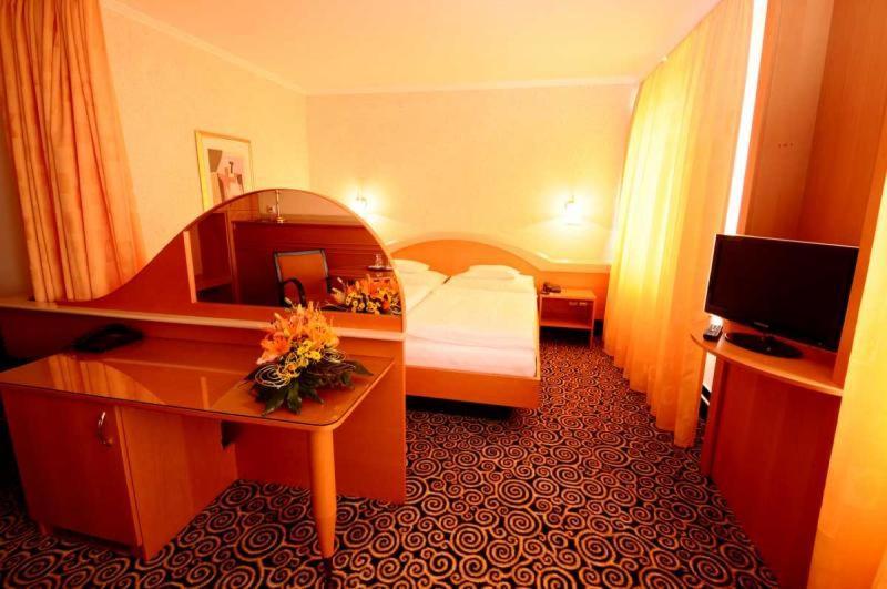 Hotel Eroplan Rožnov pod Radhoštěm Dış mekan fotoğraf